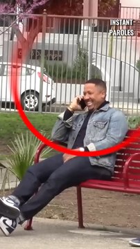 Cet homme assis sur un banc réagit immédiatement en voyant une situation inappropriée près de lui