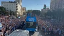 Miles de aficionados reciben al Málaga en la Plaza de la Marina.
