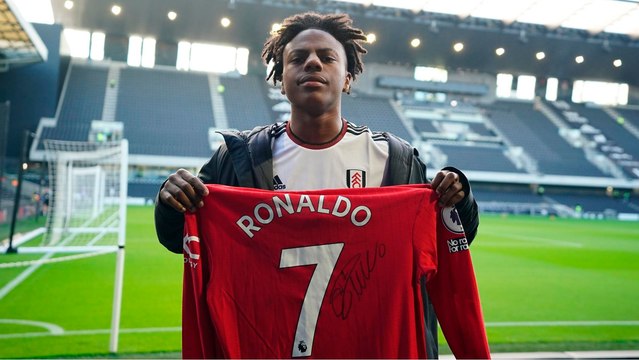 IShowSpeed presume su colección de Cristiano Ronaldo altamente valuada