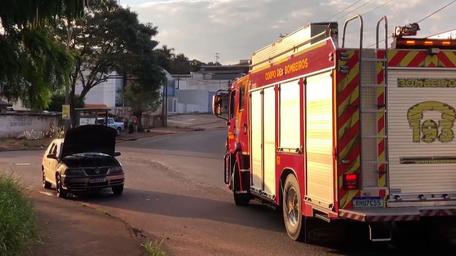 Bomba de combustível pega fogo e Gol fica parcialmente destruído no bairro Neva