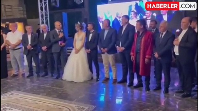 MHP Milletvekili Baki Ersoy, CHP Milletvekili Aşkın Genç'e Evlilik Cüzdanını Takdim Etti