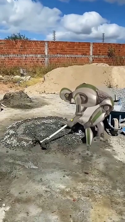 Robot working in all building  روبوت يعمل في جميع المباني