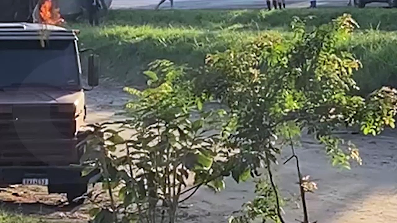 Vídeo flagra homem em chamas pulando de carro em acidente com morte