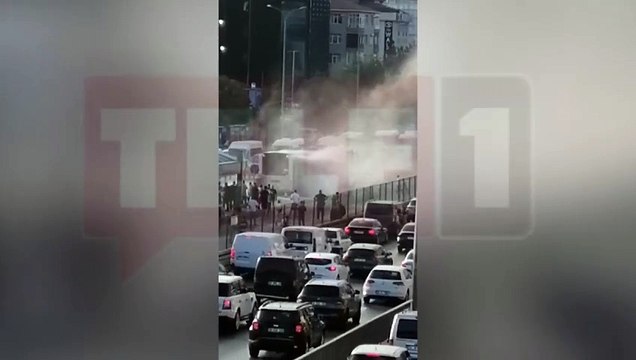 Avcılar durağında metrobüs alev alev yandı