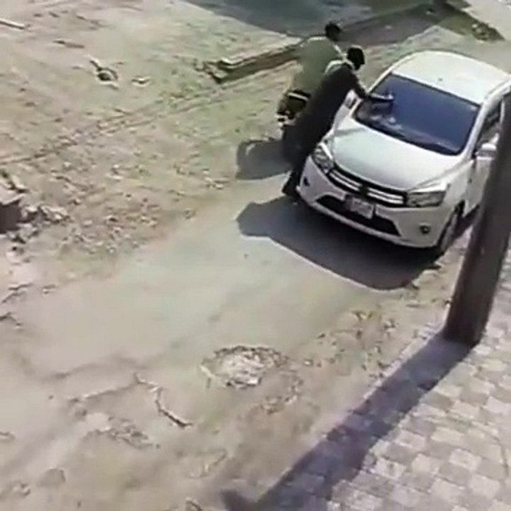 دو مسلح ڈاکو میاں فرخ فہیم ،میاں ٹریڈرز سے کامران کالونی میں لوٹ مار کررھے ھیں  ان ڈاکوؤں نے اس محلے میں تین وارداتوں میں سونے کی انگوٹھی ،ہزاروں روپے نقدی اور موبائل فون چھیننے اور فرار ہوگئے  پولیس خانیوال نے ناکہ بندی کر کے ملزمان کی تلاش شروع کردی