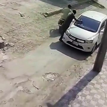 دو مسلح ڈاکو میاں فرخ فہیم ،میاں ٹریڈرز سے کامران کالونی میں لوٹ مار کررھے ھیں ان ڈاکوؤں نے اس محلے میں تین وارداتوں میں سونے کی انگوٹھی ،ہزاروں روپے نقدی اور موبائل فون چھیننے اور فرار ہوگئے پولیس خانیوال نے ناکہ بندی کر کے ملزمان کی تلاش شروع کردی