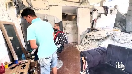 فيديو: حلاق من غزة يتحدى الدمار ويستقبل الزبائن في صالونه المحاط بالركام