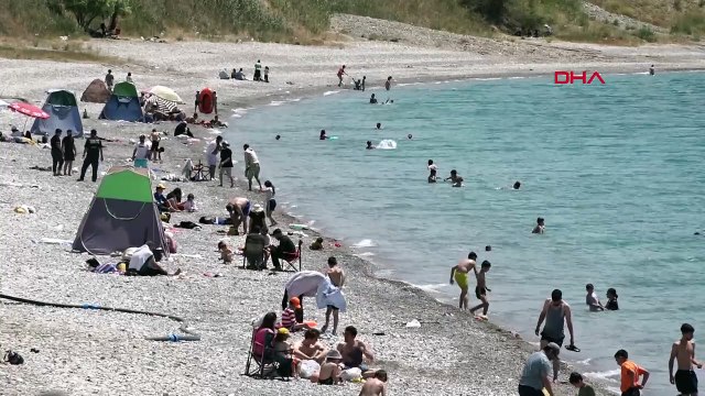 Van'ın mavi bayraklı plajı, bayram tatilinde yoğun ilgi gördü