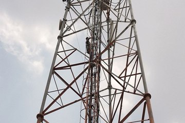 प्रेम प्रसंग में बहन की हत्या पर टावर पर चढ़ा भाई, ग्रामीणों ने किया शव लेने से मना