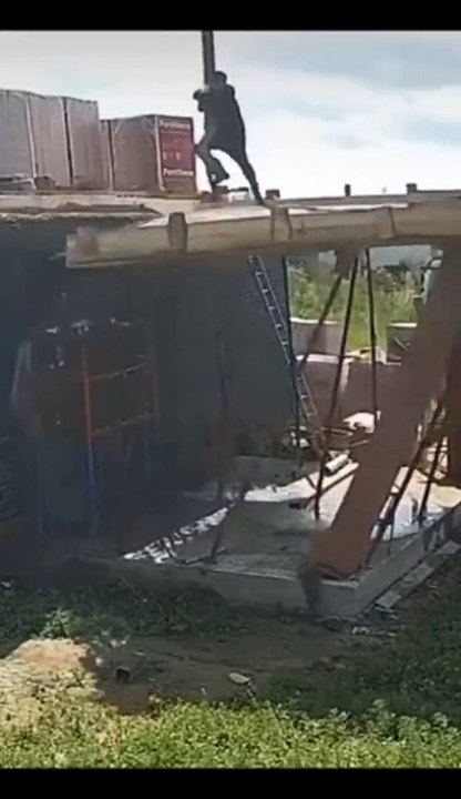Coulée du béton c'est dangereux... Maçon pas compétent mais chanceux