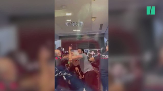 Los Mossos intervienen y cargan contra un grupo de personas que querían acceder al área de emergencias de un centro hospitalario en Girona