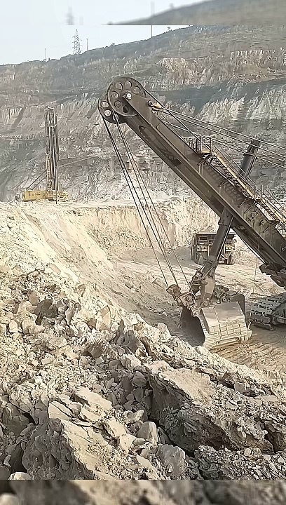 کرین سے ایسے بھی مٹی بھرتے ہیں