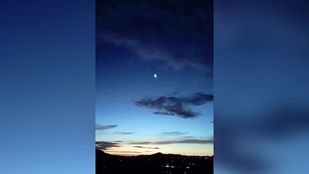 Il video del misterioso fascio di luce e dell'oggetto non identificato avvistati nei cieli del Sud Italia