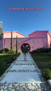 LES PÉPITES DE LA CÔTE D’AZUR ❤️‍ Clairement ma plus grosse claque de ces derniers temps sur la Côte d'Azur avec cette célèbre maison rose Situé à 1h de Nice, vous pourrez découvrir GRATUITEMENT ce domaine ! Il suffit simplement de s'inscrire sur le