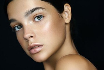 Adieu, teint pâle : on adore ce concentré teinté naturel qui imite le bronzage à merveille