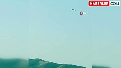 Yamaç paraşütü yapan şahsın rüzgardan savrulduğu anlar kamerada
