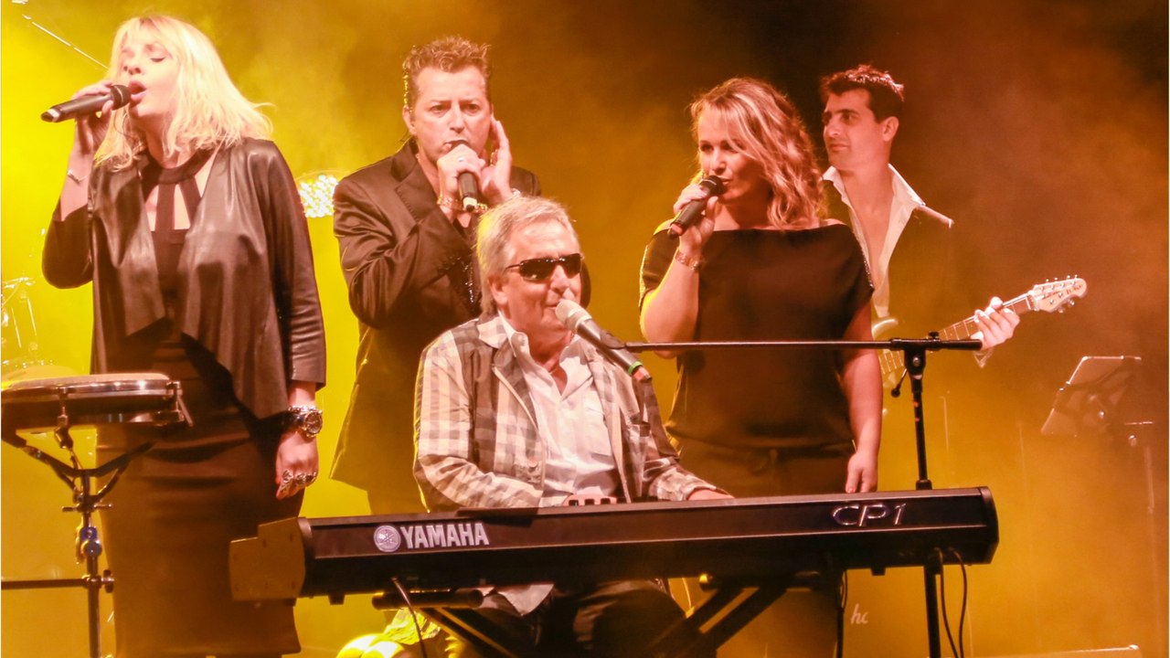 VOICI - Gilbert Montagné victime d'une impressionnante chute en plein concert, il tombe dans la fosse