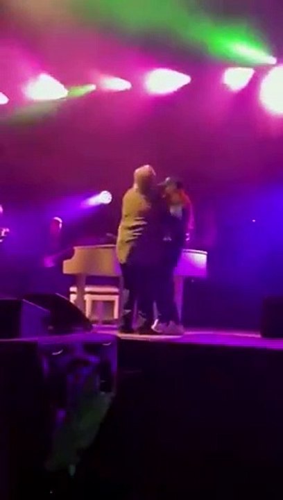 Gilbert Montagné chute de scène en plein concert