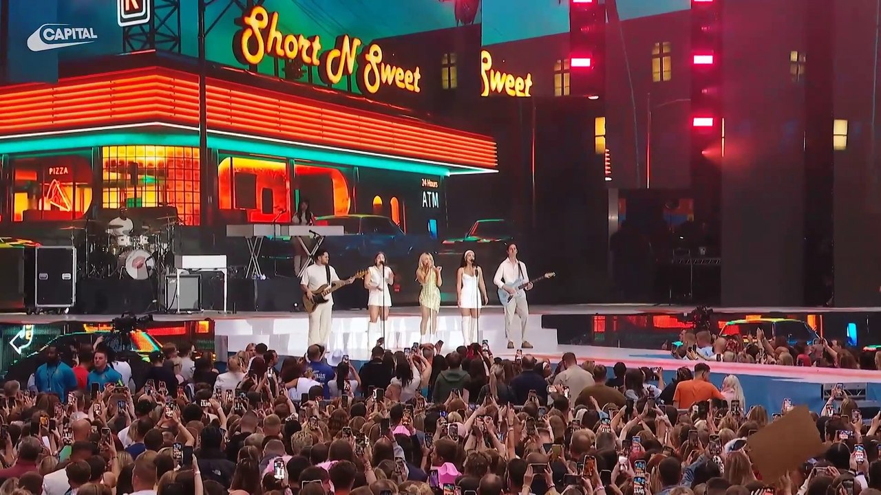 Sabrina Carpenter chante son tube "Please Please Please" en live