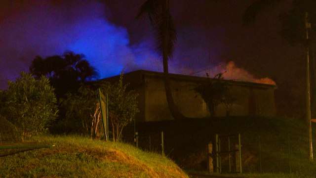 Voitures et bâtiments incendiés : en Nouvelle-Calédonie, c'est le retour des tensions