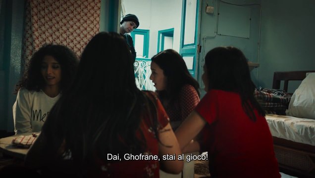 Una mamma e le sue Quattro figlie in un mondo più vicino di quanto pensiamo: la clip in anteprima