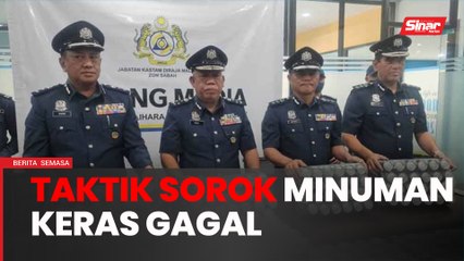 Sorok minuman keras di bawah timbunan tong biru
