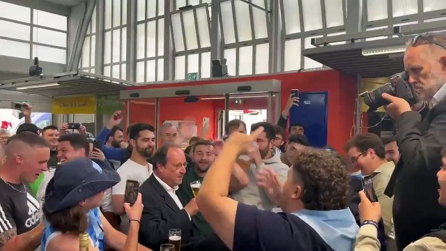 François Hollande boit une bière cul sec en pleine campagne électorale