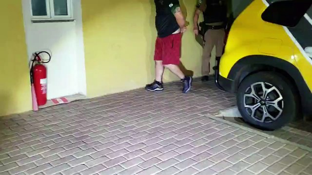 Motorista bate Golf em poste na Av. Tancredo Neves e é detido após recusar bafômetro
