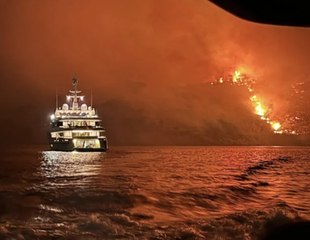 Скачать видео: Des touristes sur un yacht tirent un feu d'artifice et provoquent un incendie en Grèce