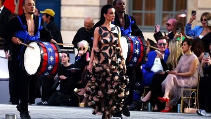 Katy Perry lascia a bocca aperta con l'abito geometrico a "Vogue World: Paris"