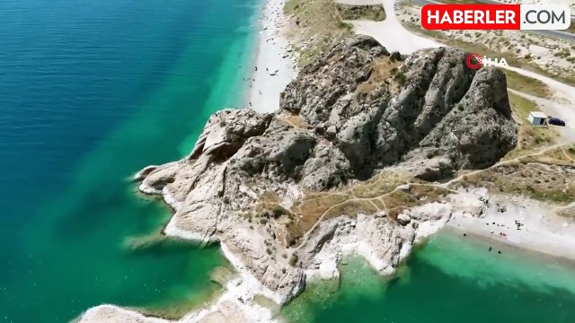 Van Gölü'nün masmavi suları ziyaretçilerini ağırlıyor