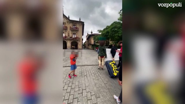 Un niño simula disparar a un agente en Oñate e indigna a la Guardia Civil