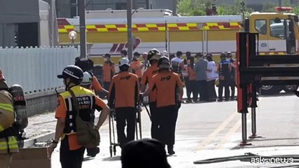 Video herunterladen: Vasto incendio in fabbrica di batterie in Corea Sud, almeno 20 morti