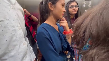 मम्मा शीला आंटी की लड़की कपड़े डालने आई थी छत पर कच्चा ले गई मेरा����PRANK IN LIFT