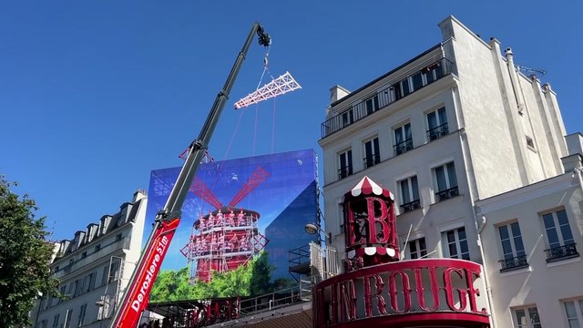 « Ça faisait tout nu » : le Moulin rouge retrouve enfin des ailes