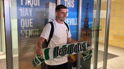 Perraud posa con la bufanda del Betis