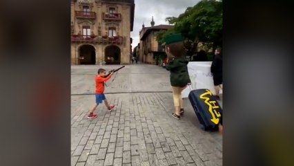 Un niño 'dispara' al muñeco de un guardia civil en unas fiestas en el País Vasco