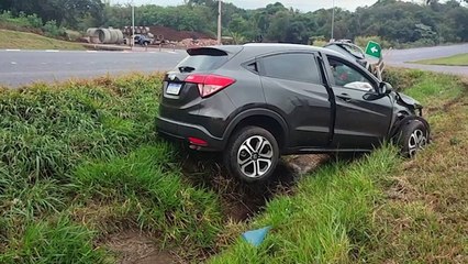 Carros se envolvem em colisão na BR-467 e vão parar no canteiro da rodovia