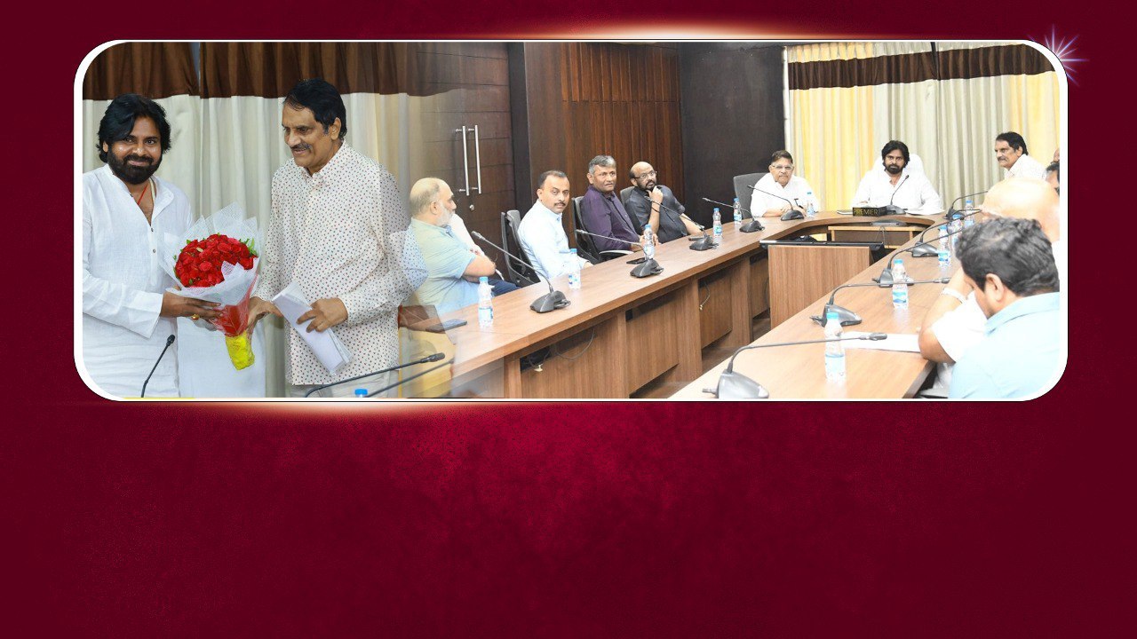 AP Deputy CM Pawan Kalyan ను కలిసిన టాలీవుడ్ నిర్మాతలు.. సినిమా కష్టాలు ఇలా..! | Oneindia Telugu