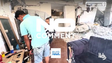 Umgeben von Trümmern: Ein Friseur schneidet Haare in Gaza