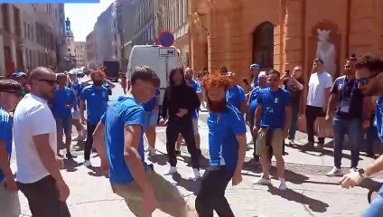 Lele Adani gioca a calcio con i tifosi azzurri