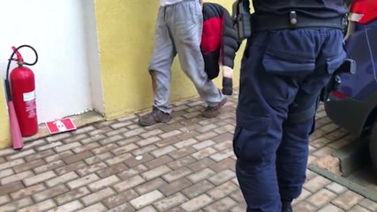 Sem capacete, motociclista foge da abordagem do GPOM, sofre queda e é preso com arma de fogo