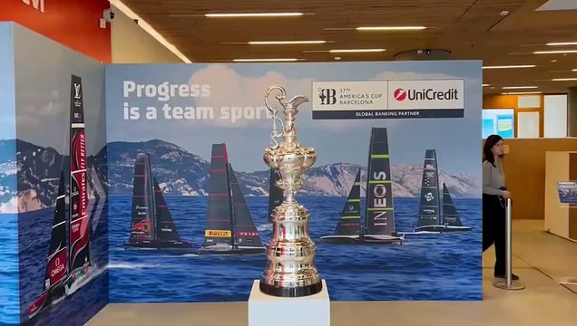 Milano, il trofeo dell'America's Cup esposto nella filiale Unicredit di piazza Gae Aulenti