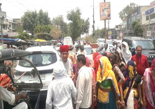 पानी की किल्लत...जिला प्रमुख की गाड़ी को रोका, बताई समस्या, देखे वीडियो
