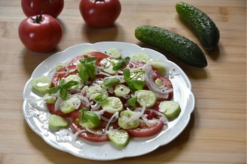 Strona kuchni: sałatka z pomidorów, ogórka i cebuli