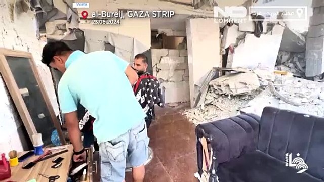 Парикмахер-палестинец продолжает работать и во время войны