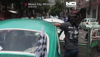 Veículos Volkswagen Beetle desfilaram na Cidade do México no domingo