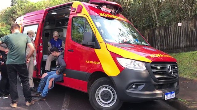 Motociclista fica ferido ao sofrer queda na Rua Machado de Assis