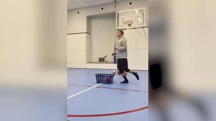 Kroos y la clase a su hijo León de control de balón