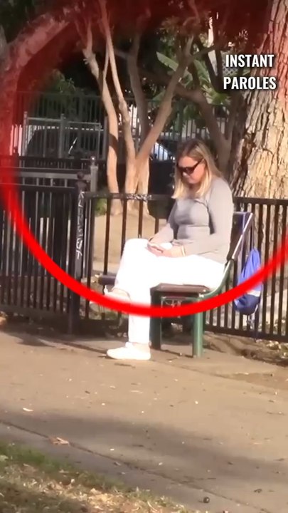 Cette femme assise au milieu d’un parc réagit en voyant un groupe de garçons mal agir près d’elle